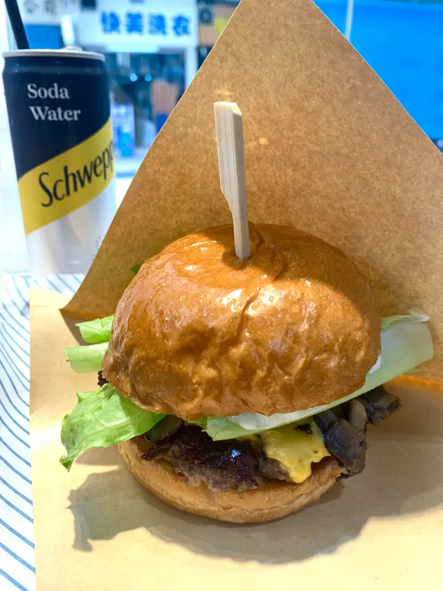 黑松露蘑菇和牛漢堡