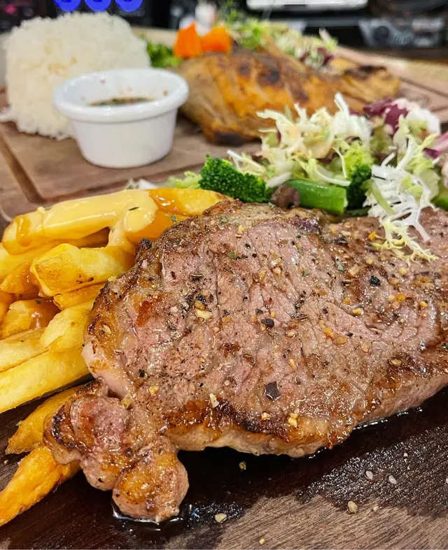 香煎美國穀飼西冷牛扒舖天薯條