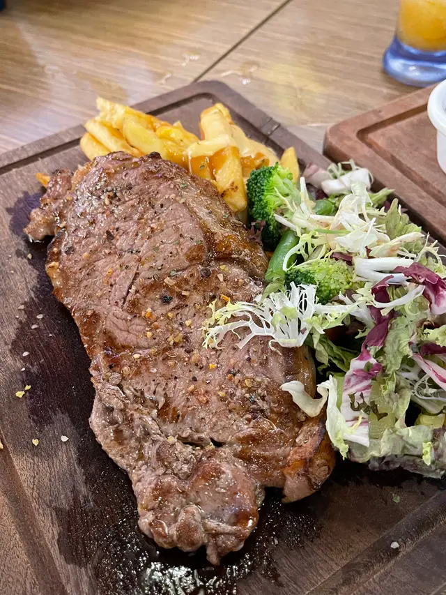 香煎美國穀飼西冷牛扒舖天薯條