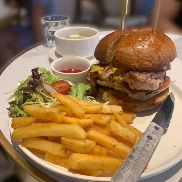 燒菠蘿烤雞芝士漢堡配薯條