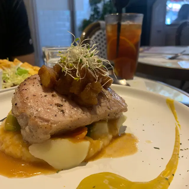 煎焗加拿大豬肉眼配肉桂蘋果蓉