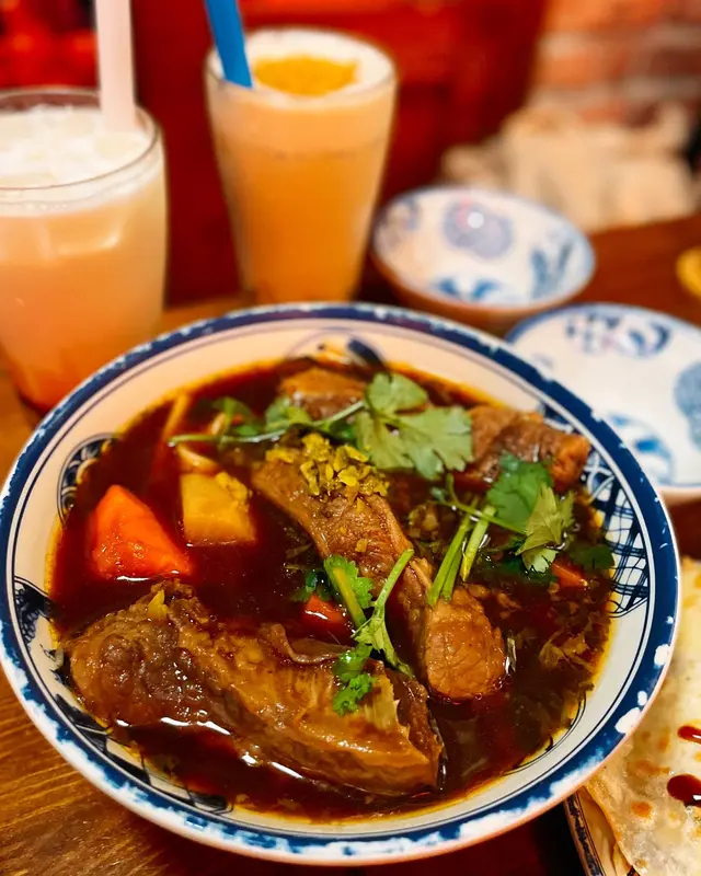 紅燒牛腩刀削麵