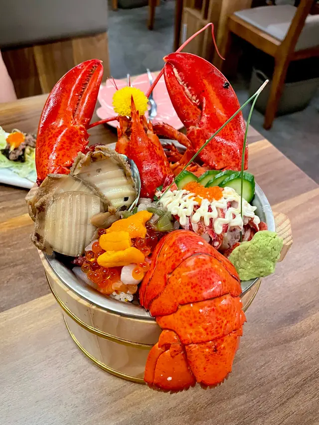 龍蝦八鮮木桶丼配鯛魚湯