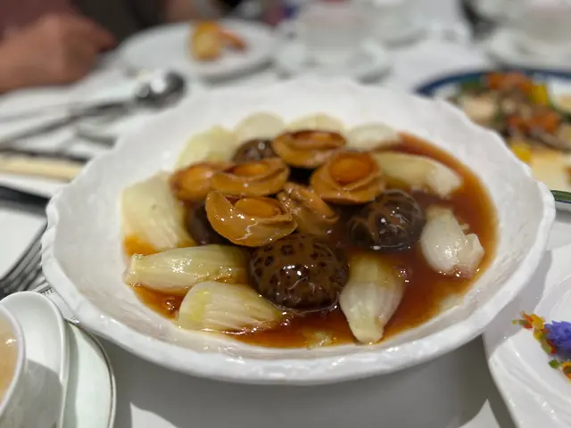 蠔皇八頭湯鮑魚拼天白花菇