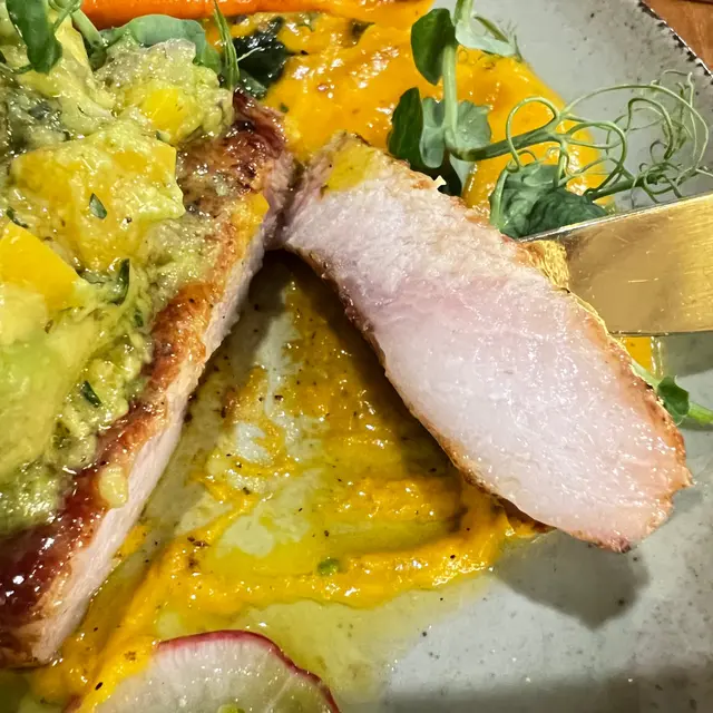 香煎慢煮西班牙伊比利亞黑豚鞍配蜜桃牛油果莎莎