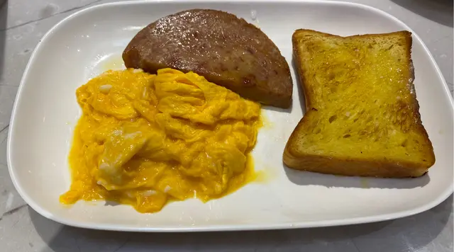 丹麥多士、炒滑蛋、香煎午餐肉