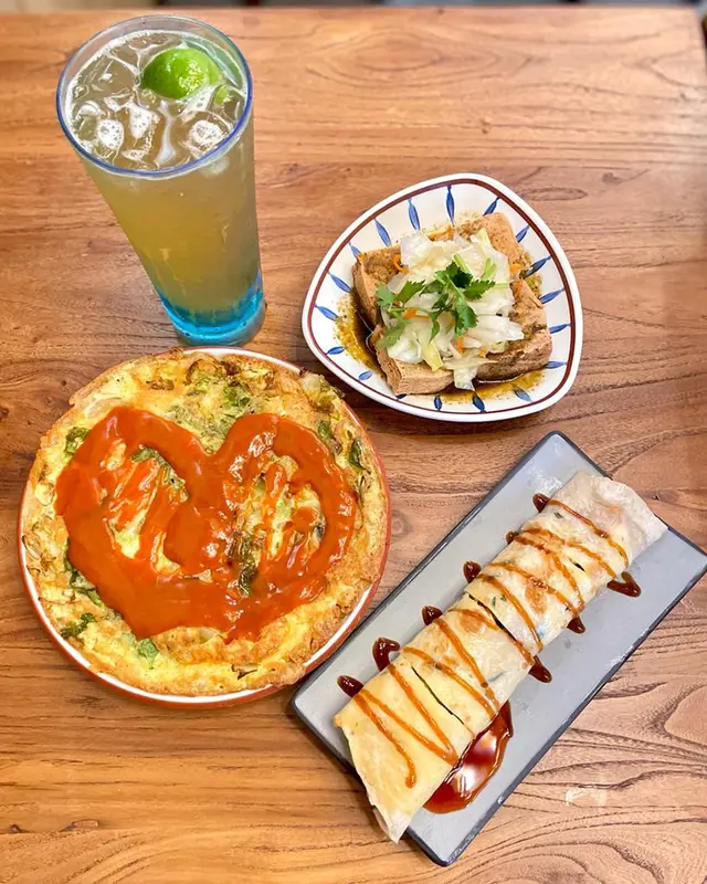 關山臭豆腐、蚵仔煎、冬瓜鮮檸 、肉鬆起司蛋餅
