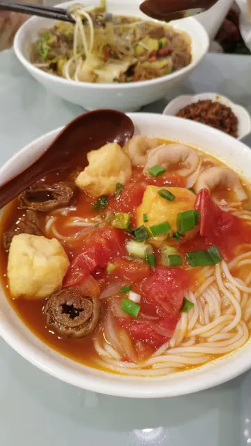 自選蕃茄湯底米線
