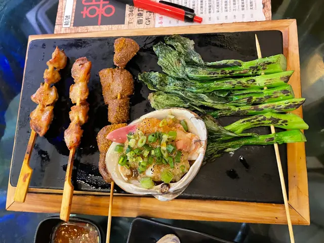 燒雞軟骨，沙嗲燒雞肉串，燒菜心苗，蒜蓉燒貴妃蚌