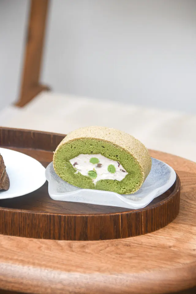 Matcha roll cake