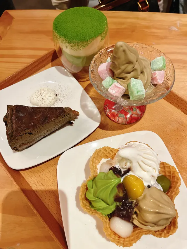 Cremia 三色窩夫(前)、焙茶麻糬巴斯克芝士蛋糕  (左)  、抹茶tiramisu  (後)