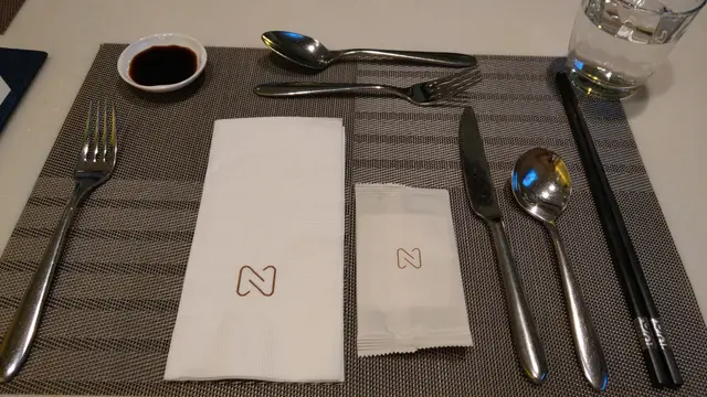 桌上除了備有餐具之外,還有紙巾、濕紙巾