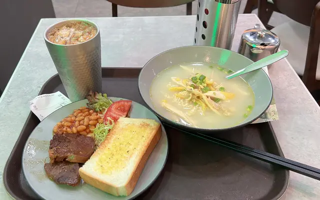 望落去整整齊齊配海南雞公仔麵個湯底算係幾好