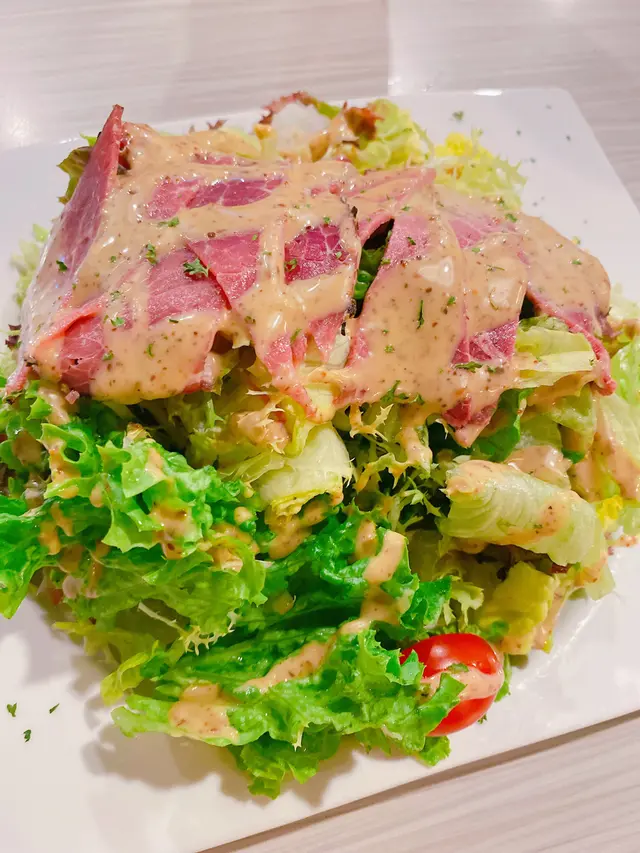 燒牛肉配田園沙律