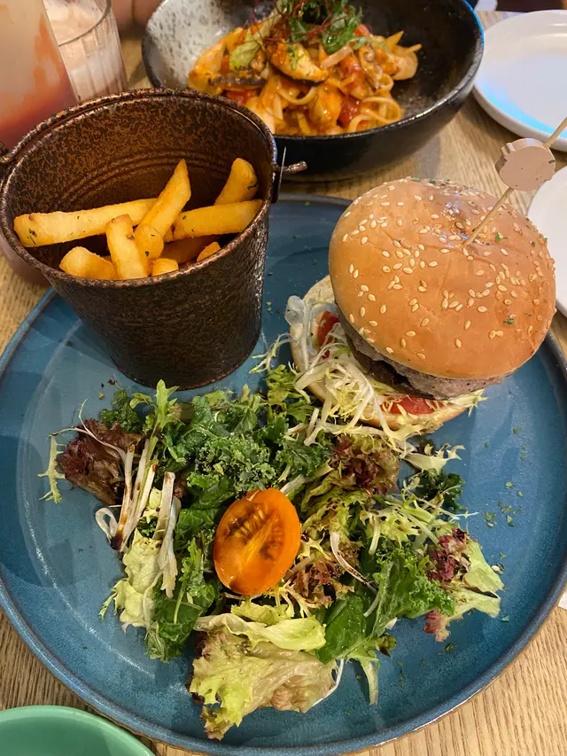 牛肉漢堡配薯條