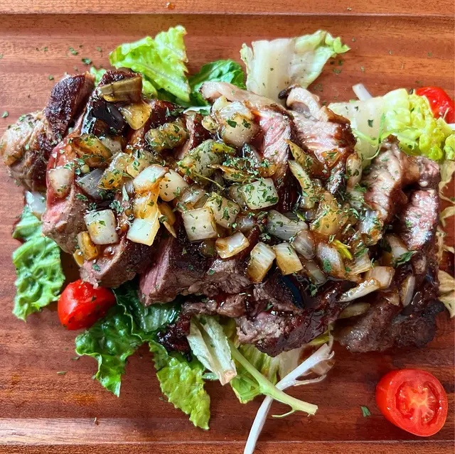 安格斯肉眼扒拌沙律配自家製洋蔥汁