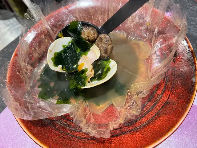 特色紙包花膠蜆湯