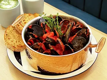 香浓蕃茄汁煮辣肉肠青口配酸种面包