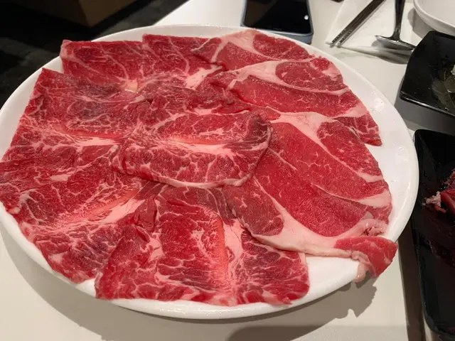 頂級韓牛肩肉(左), 頂級韓牛腱肉(右)