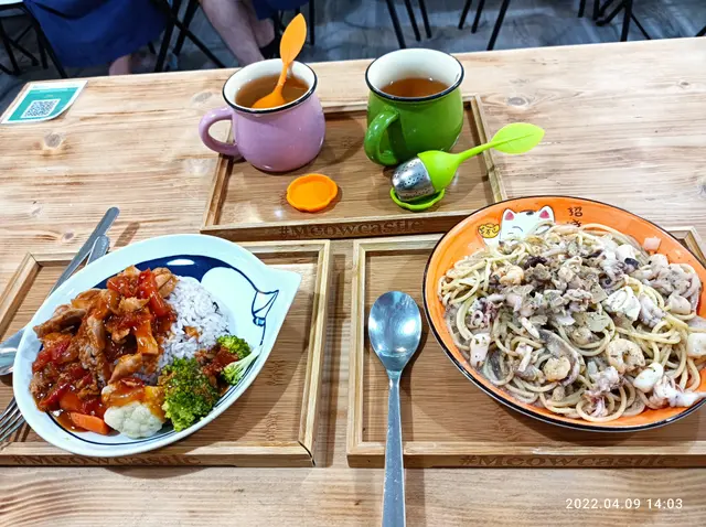 左:日式蕃茄雞柳燴飯; 右: 香草海鮮意粉配磨菇醬