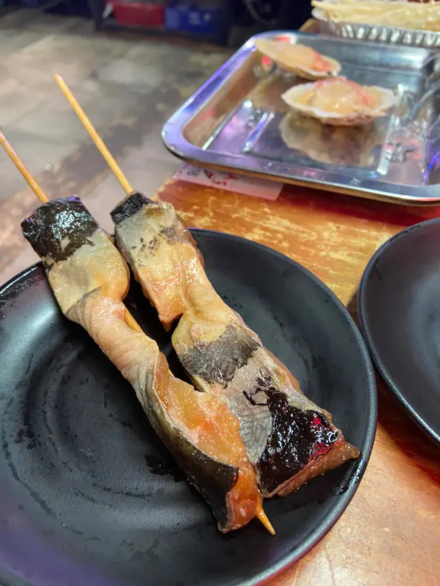 呢兩串係送既，之前係佢地Facebook留言拎左呢個優惠，有白鱔串送，好好味！可惜兩個食，一人一串好唔夠喉。