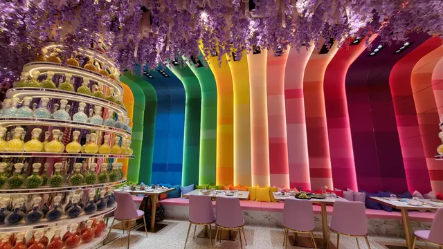 彩虹背景牆(阿懵較幸運能在閒日時拍到這幅大彩虹)