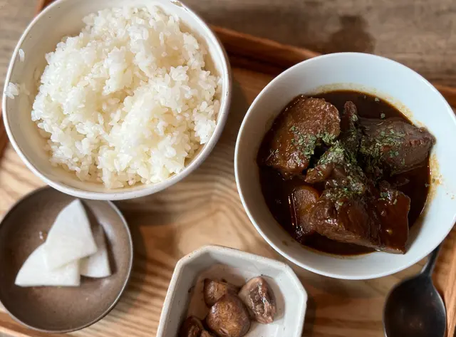 紅酒味噌燉和牛面頰肉定食
