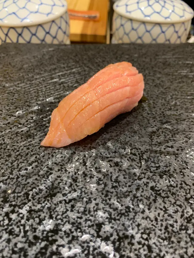 魚油無需講，好食既。老婆嗰餐係最貴嗰個，所以佢嗰嚿大拖羅係天然嘅吞拿魚，師傅話天然嘅大約貴過養殖嘅四倍價錢。我就冇食過啦。老婆就咁話好食😅