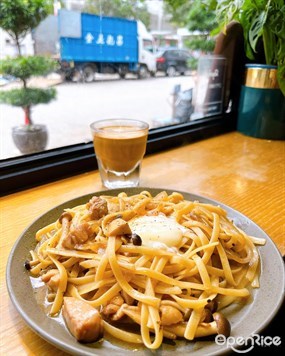 溫泉蛋日式本菇雞肉手工意粉 - Bench Cafe in Tsuen Wan 