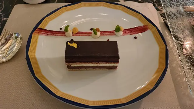 黑加侖子千層蛋糕配檸檬楓樹糖醬忌廉及杏仁脆脆