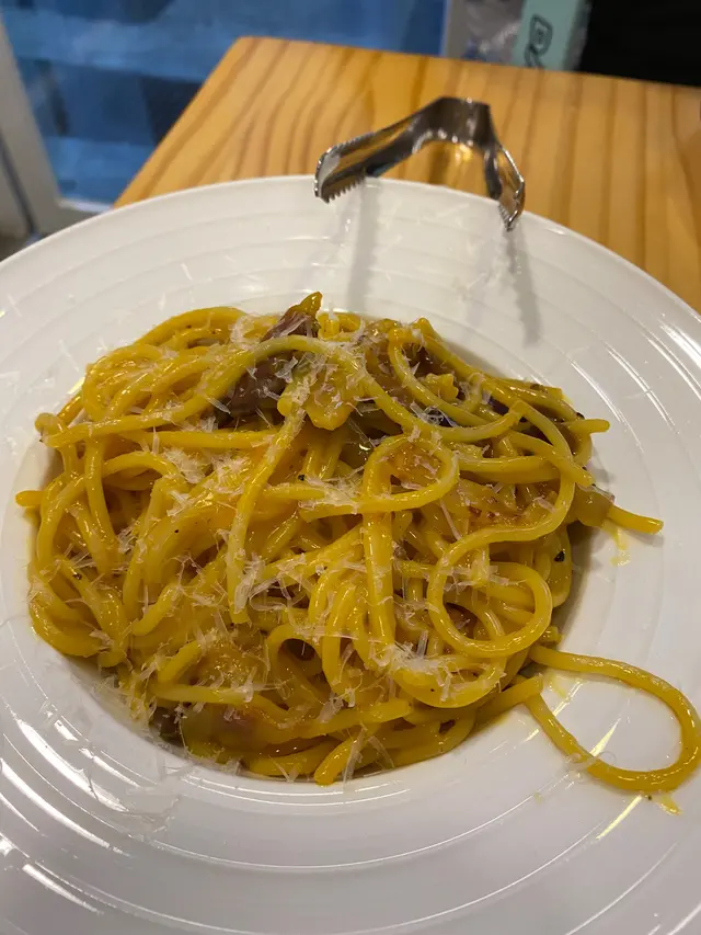 佢地既卡邦尼做法就係正宗蛋汁+芝士，唔同大部份餐廳係會加埋cream落去煮，所以食落感覺會比較濃稠，意粉係比較硬身少少，2個人share就ok，一個人食就會覺得膩，但芝士同個煙肉就好香