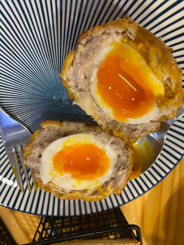 就係高級版豬柳蛋，係好食既，因為啱啱炸好，脆脆咁配埋流心蛋，好難唔好食，配菜既薯條都唔馬虎，粗薯炸得好，新鮮重薯味！