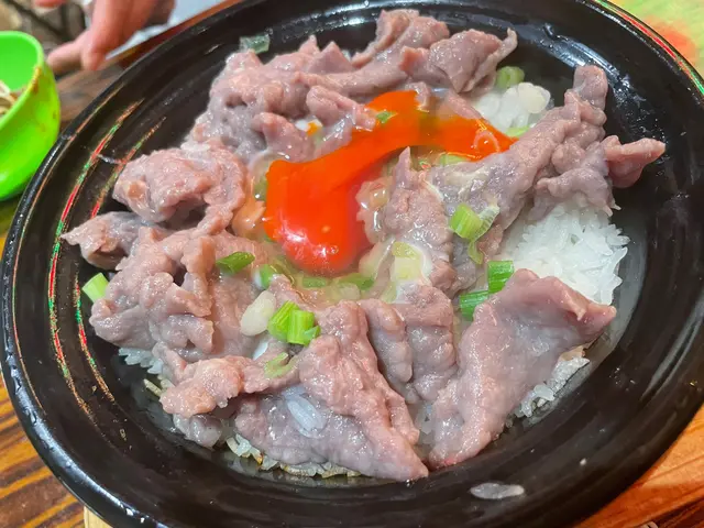 窩蛋牛肉煲仔飯