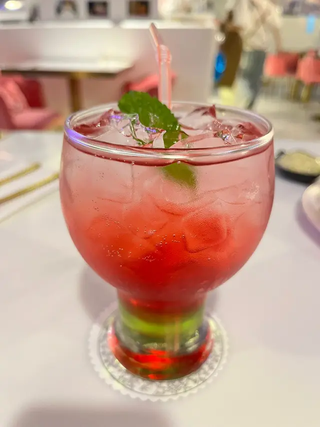 杯梳打得色無味，落街求其買杯野飲都贏佢幾千條街