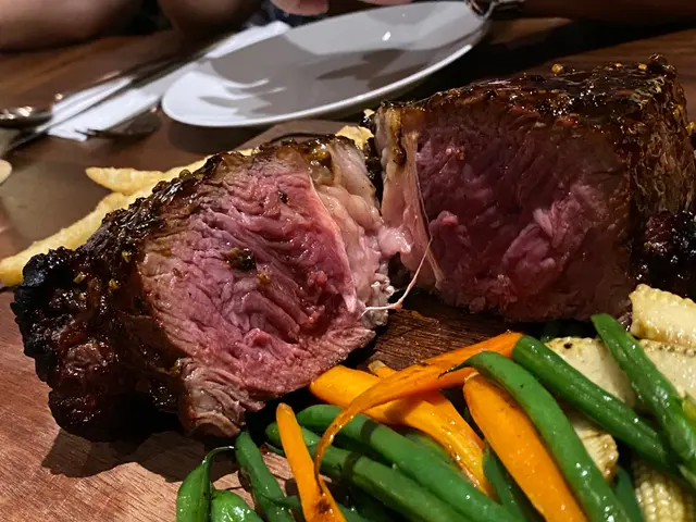 和牛肉眼扒配胡椒醬、薯條、雜錦蔬菜