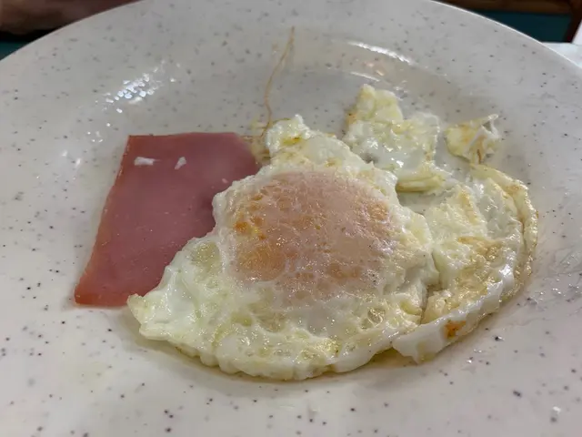火腿煎蛋,同樣只是報到。誰拿走了半個蛋白?當然是有「人」為食、等不了拍照