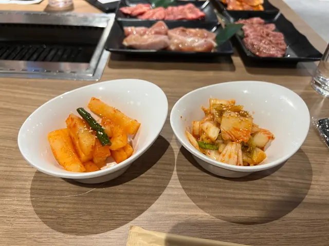 前菜當然要選泡菜及酸辣蘿蔔兩款大路食物