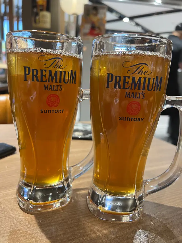 用啤酒杯來裝的跟餐飲品