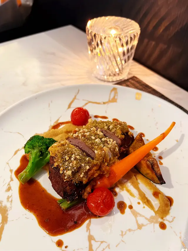 法式香草雜果仁.烤羊西冷伴雞心豆蓉