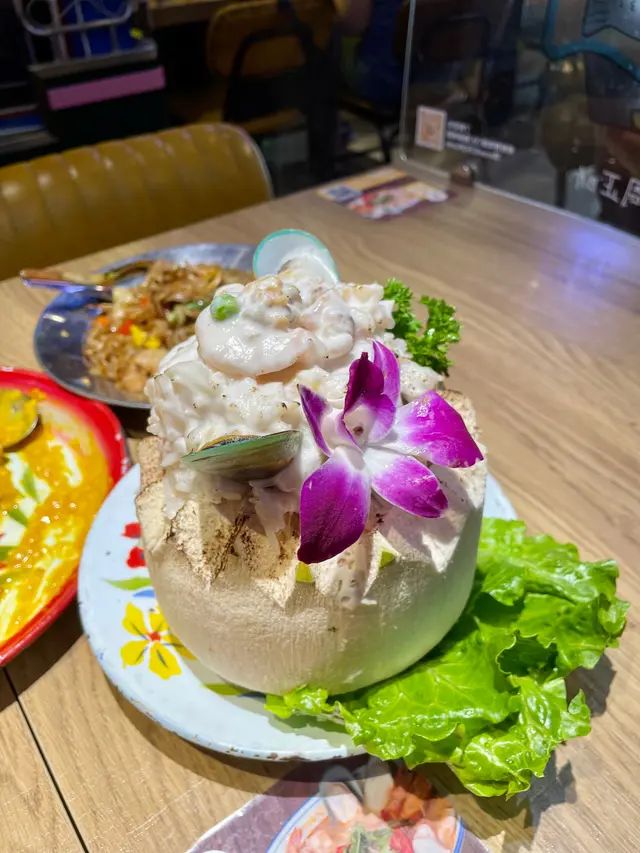 原隻椰青海鮮焗飯