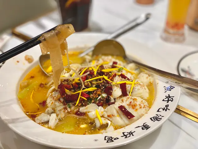 酸菜魚配水晶寬粉係最好食㗎😍索哂啲湯 ,好想不停encore!