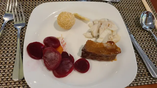 芝麻煎堆,香麻雞蛋散,蒸魚,豬排骨,紅菜頭
