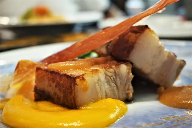 西班牙黑毛豬腩配南瓜蓉及法式蘋果醬