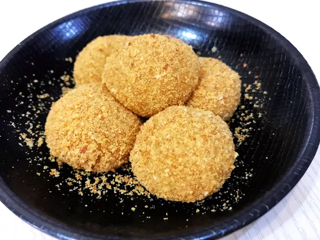 湯圓有五粒. 上枱時湯圓還在熱辣辣.湯圓好煙韌.蔴蓉唔會太甜.👍👍👍