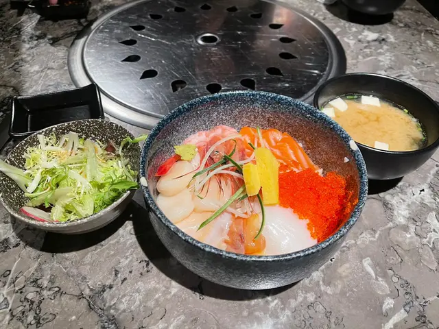 三文魚雜錦丼飯