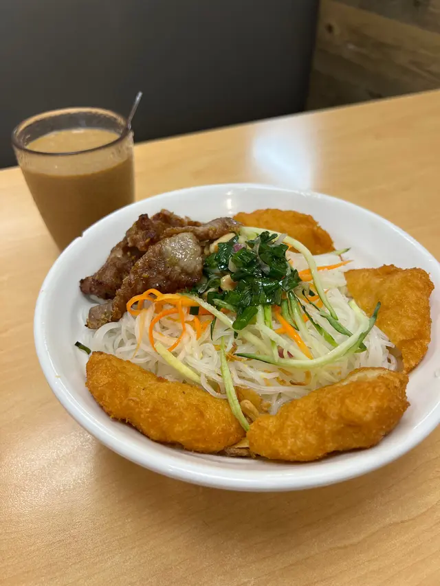 燒牛拼蝦餅撈檬