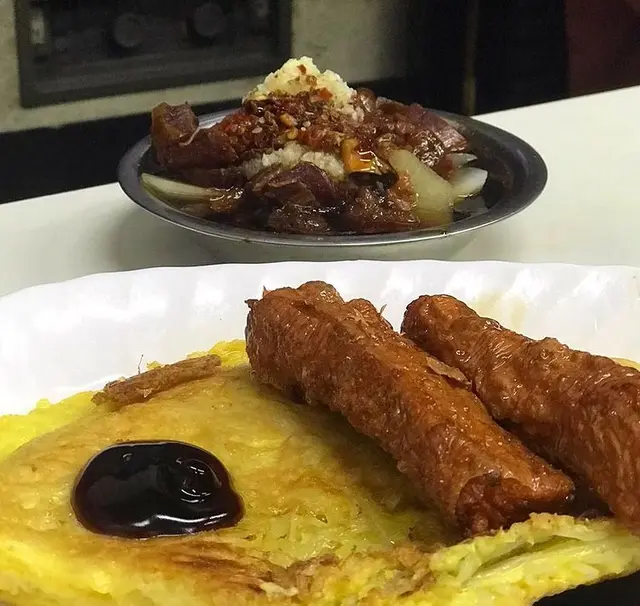 咁佢嘅牛腩真係我食過入面都係頂尖嘅味道, 因為佢嘅醬汁應該係佢哋自家製嘅麻辣醬汁, 啲牛腩吸晒啲醬汁食落就好入味同埋辣辣地幾開胃👅個質感都唔會話煮得好熟, 牛腩肉一咬就係一種好軟嘅質感但啲肉又唔會散哂😀而牛筋都唔會話好硬, 送飯一流🤭反而個蛋煎米粉啲人就講到好深刻啦話一定要試, 但係我食落就覺得比較正常啦無話好大嘅驚喜💁🏻♂️不過就都係一個幾特別嘅嘗試啦🤣比起平時食開嘅炒米粉啊飯啊用呢一個主食去配搭個牛腩汁係唔錯既🙋🏽♂️