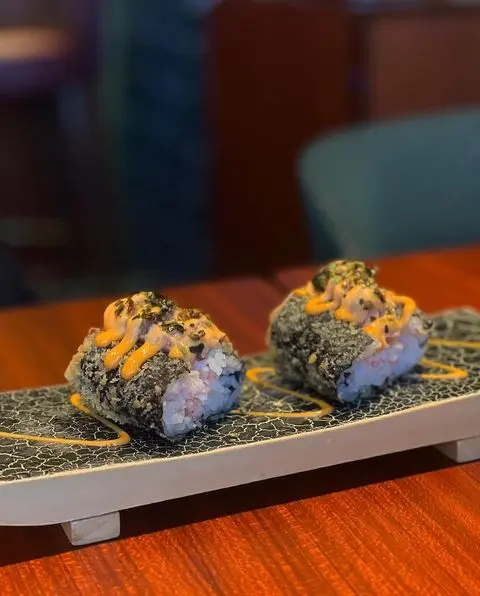 卷物反而有驚喜,佢整得好好,天婦羅卷物食到一半個紫菜皮依然好脆,入面有沙律醬同微辣tuna,雖然tuna佢係呢餐出現左好多次,但無論個口感同味道都唔錯