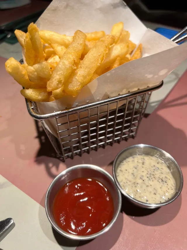 炸薯條配黑松露蛋黃醬