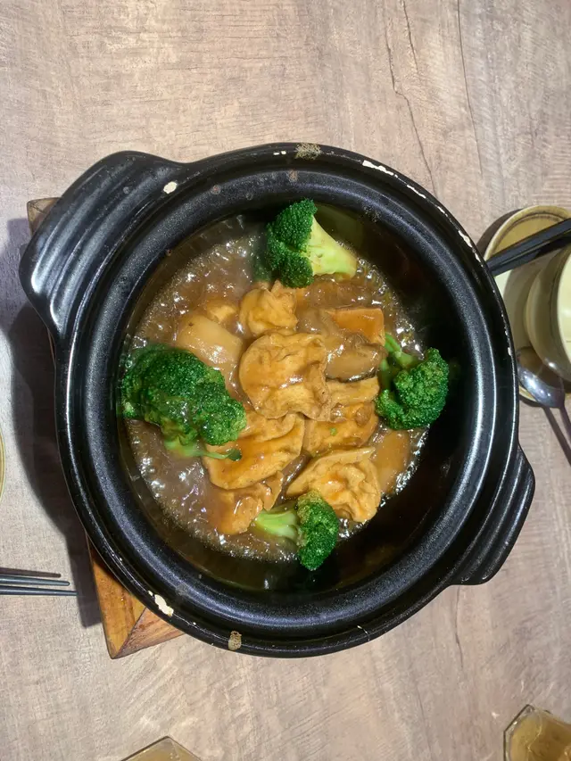 豆腐煲入面有冬菇及西蘭花